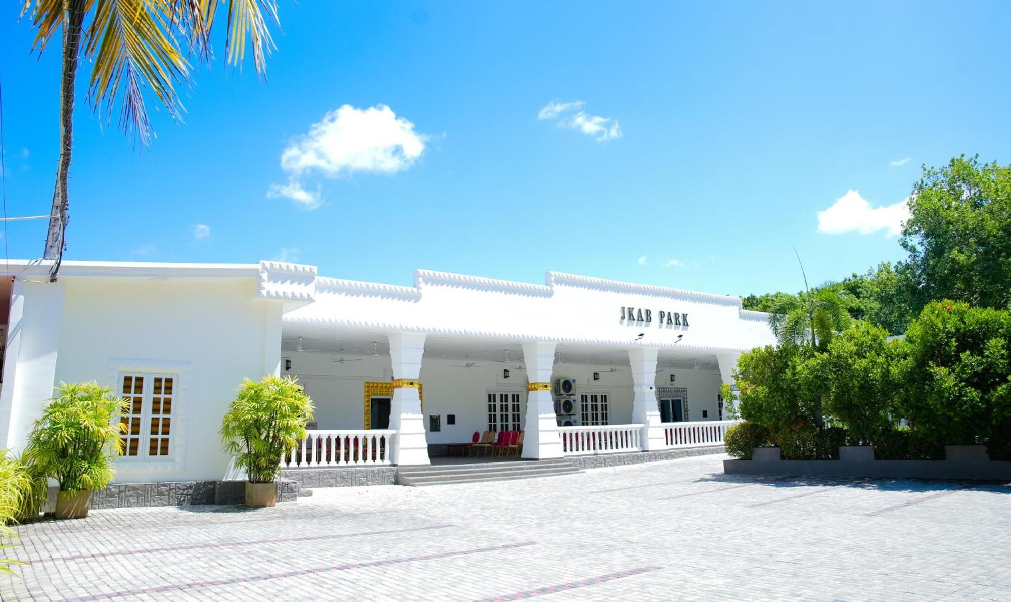 Jkab Park Hotel Trincomalee Exterior photo