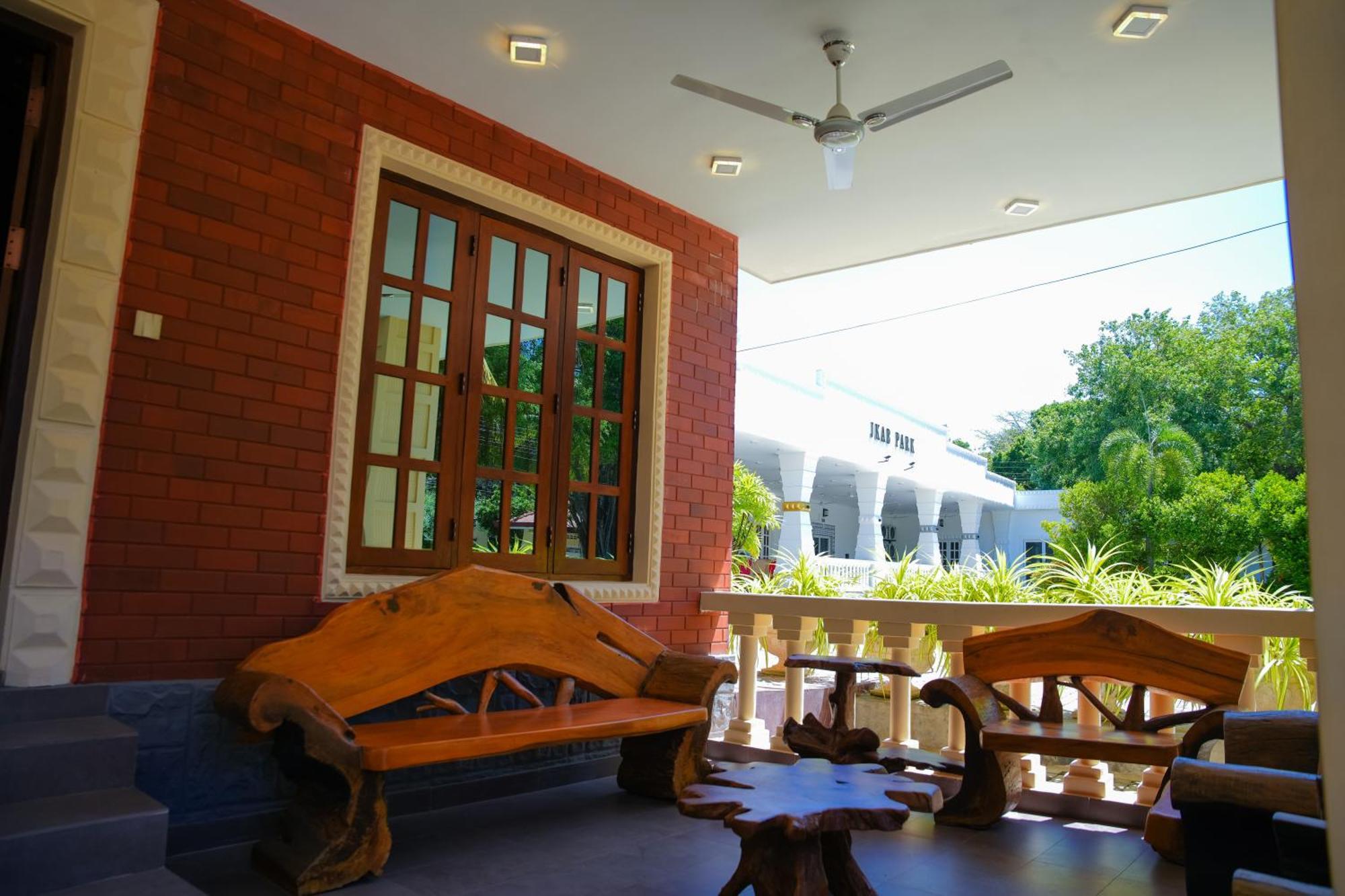 Jkab Park Hotel Trincomalee Exterior photo